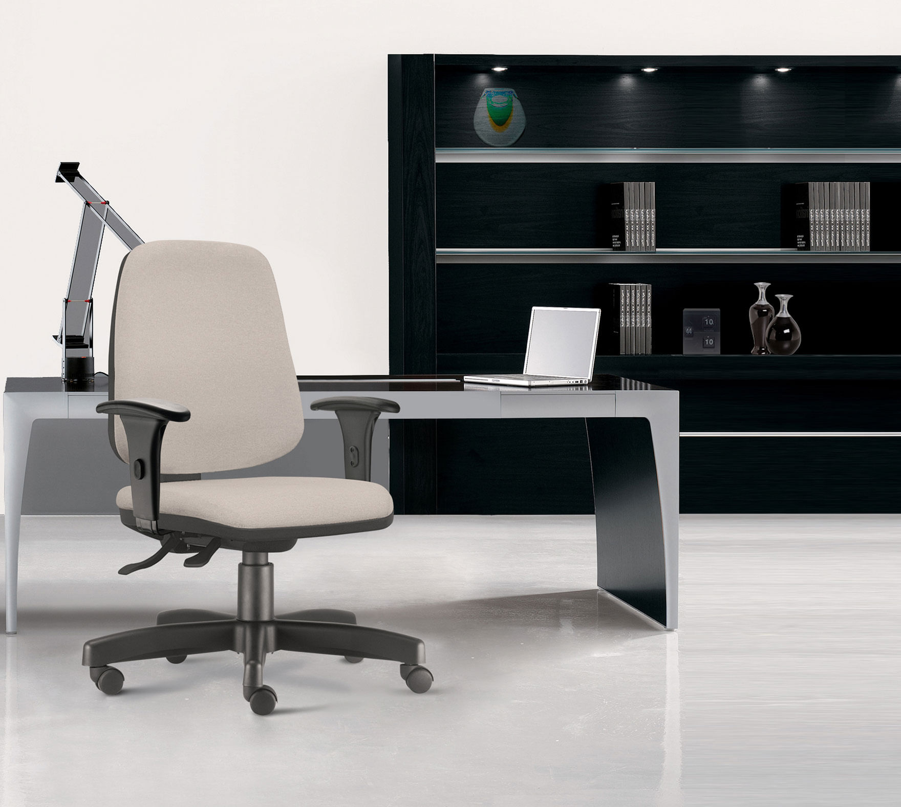 Cadeira-Job-Diretor-com-Bracos-Assento-Courino-Base-Rodizio-Metalico-Preto---54640