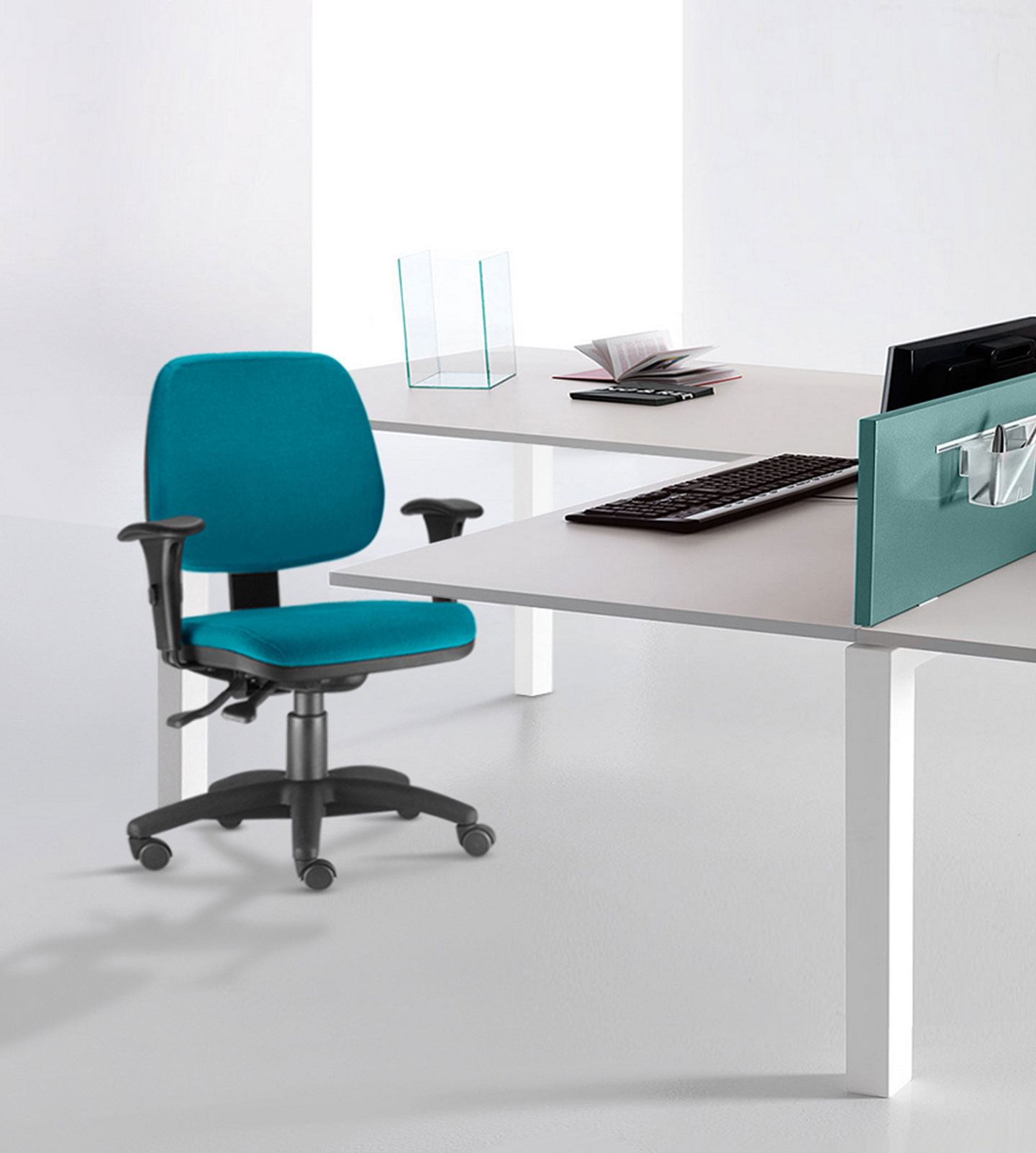 Cadeira-Job-com-Bracos-Semi-Curvados-Assento-Crepe-Cinza-Claro-Base-Nylon-Arcada---54629