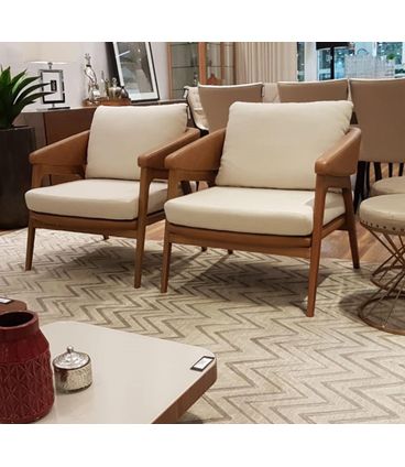 Poltrona Dubia Estofada em Linho Cru e Courino Caramelo Base Madeira Cor Amendoa - 55241