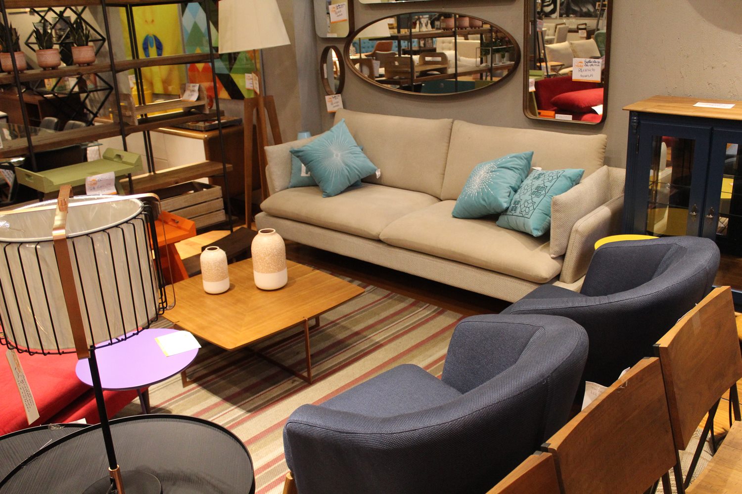 Sofa-Living-com-2-Lugares-Assento-Linho-Fendi-Base-Madeira-Palito-Cor-Mel---50651