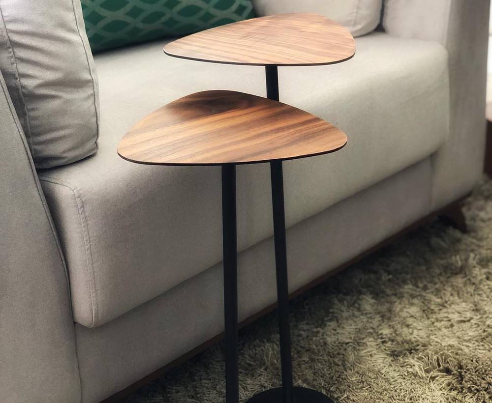 Mesa-Apoio-Aventura-Media-Tampo-Louro-Freijo-Base-Preta-53cm---67736-