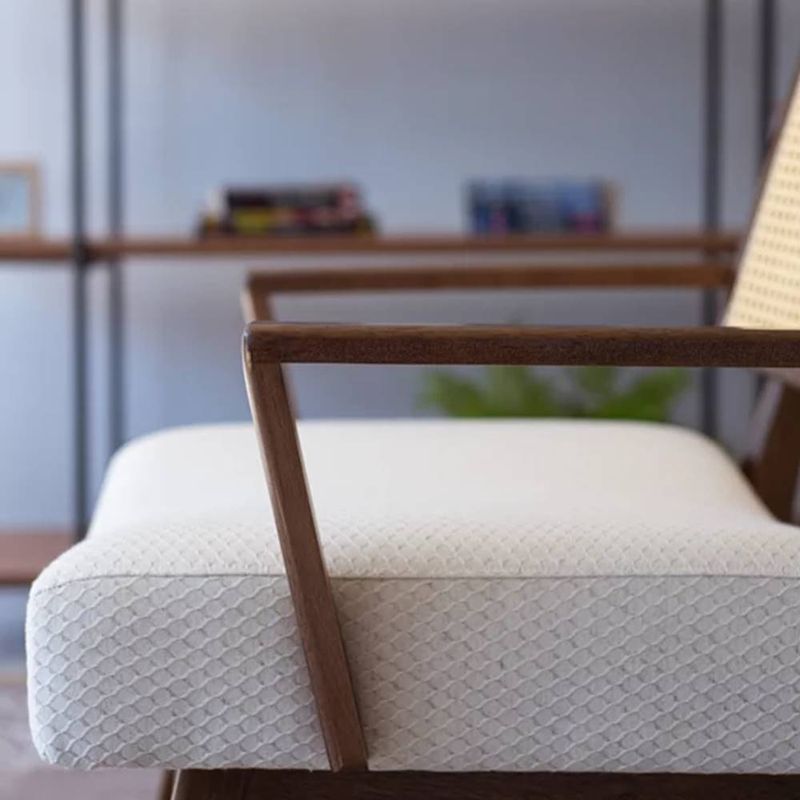 PoltronaJullyTelaNaturalAssentocorPapelDesenhadocomBaseCapuccino