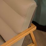 PoltronaMercuryEstofadaCouroNaturalBegeBasedeMadeiraNatural