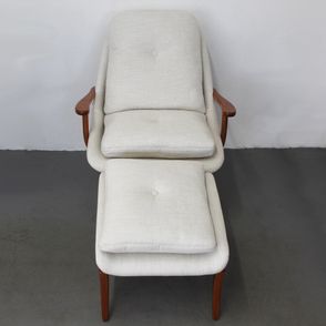 Poltrona com Puff Cintia Assento Linho cor Branco com Estrutura Lyptus cor Mel - 70038