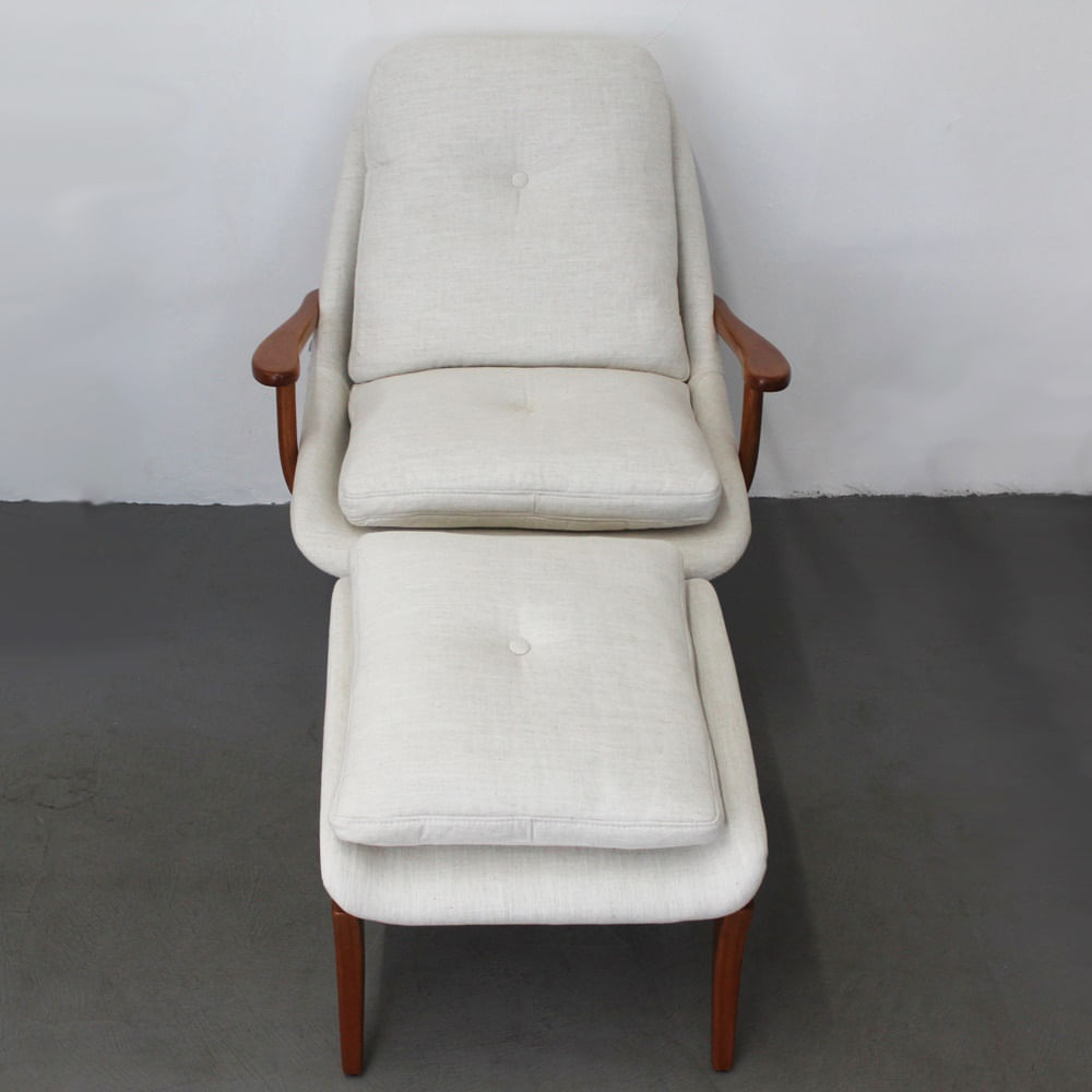 Poltrona-com-Puff-Cintia-Assento-Linho-cor-Branco-com-Estrutura-Lyptus-cor-Mel---70038