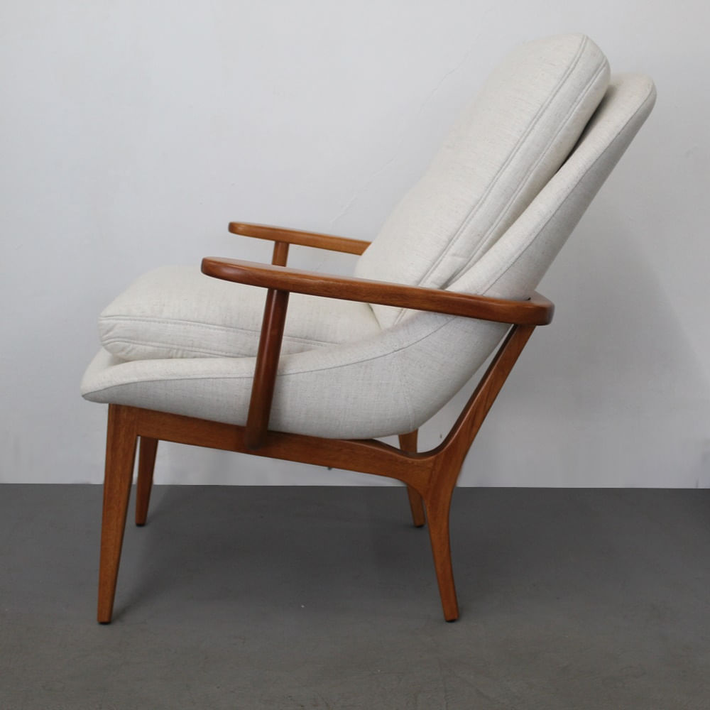 Poltrona-com-Puff-Cintia-Assento-Linho-cor-Branco-com-Estrutura-Lyptus-cor-Mel---70038