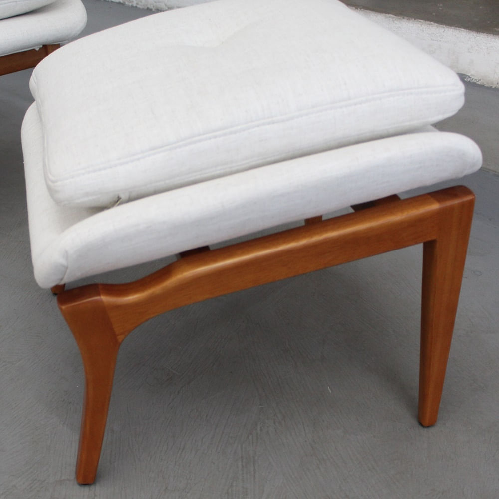 Poltrona-com-Puff-Cintia-Assento-Linho-cor-Branco-com-Estrutura-Lyptus-cor-Mel---70038