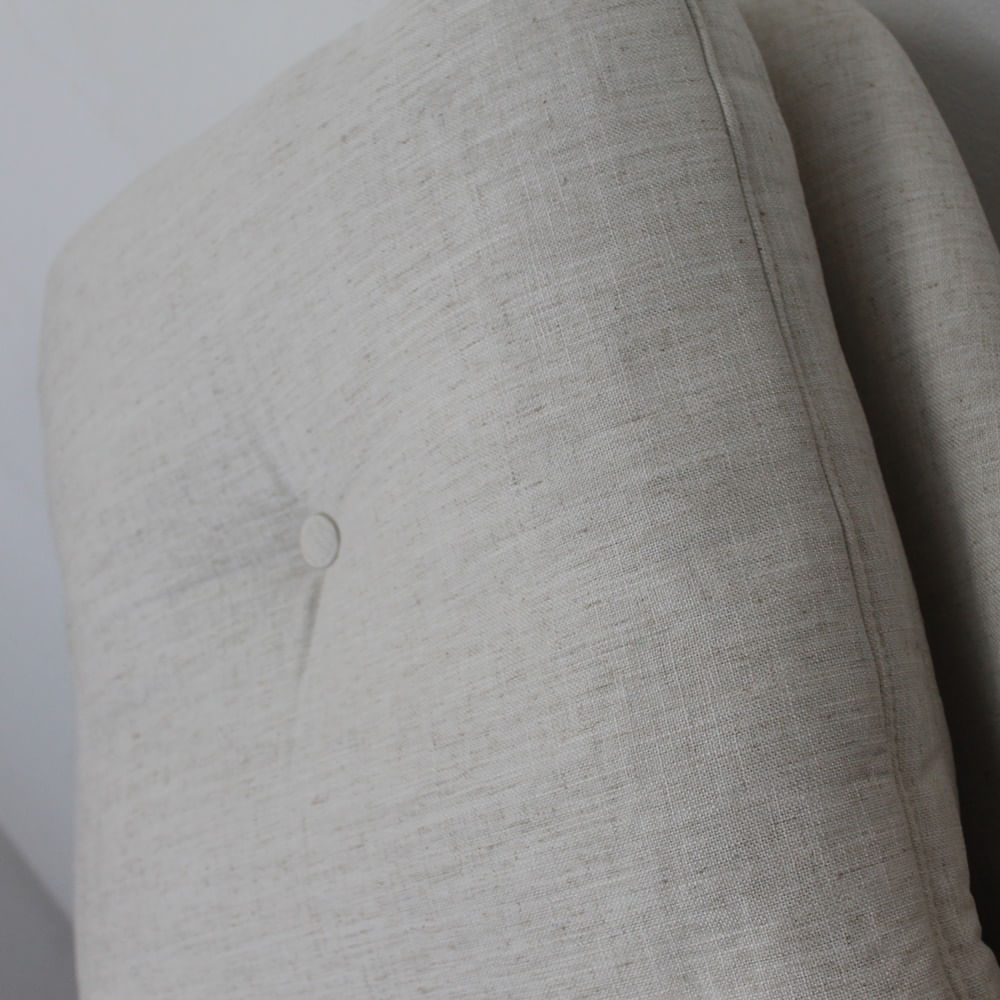 Poltrona-com-Puff-Cintia-Assento-Linho-cor-Branco-com-Estrutura-Lyptus-cor-Mel---70038