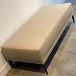 RecamierBancoLiveTecidoBoucleCinzacomBaseAcoPreto140cm72345