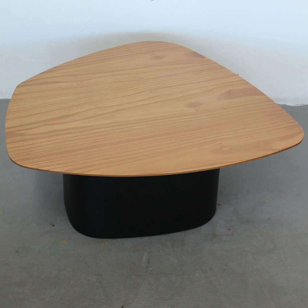 Mesa-Centro-Stone-Baixa-Tampo-Amendoa-Suave-com-Base-Preto-Fosco-68-cm---72361