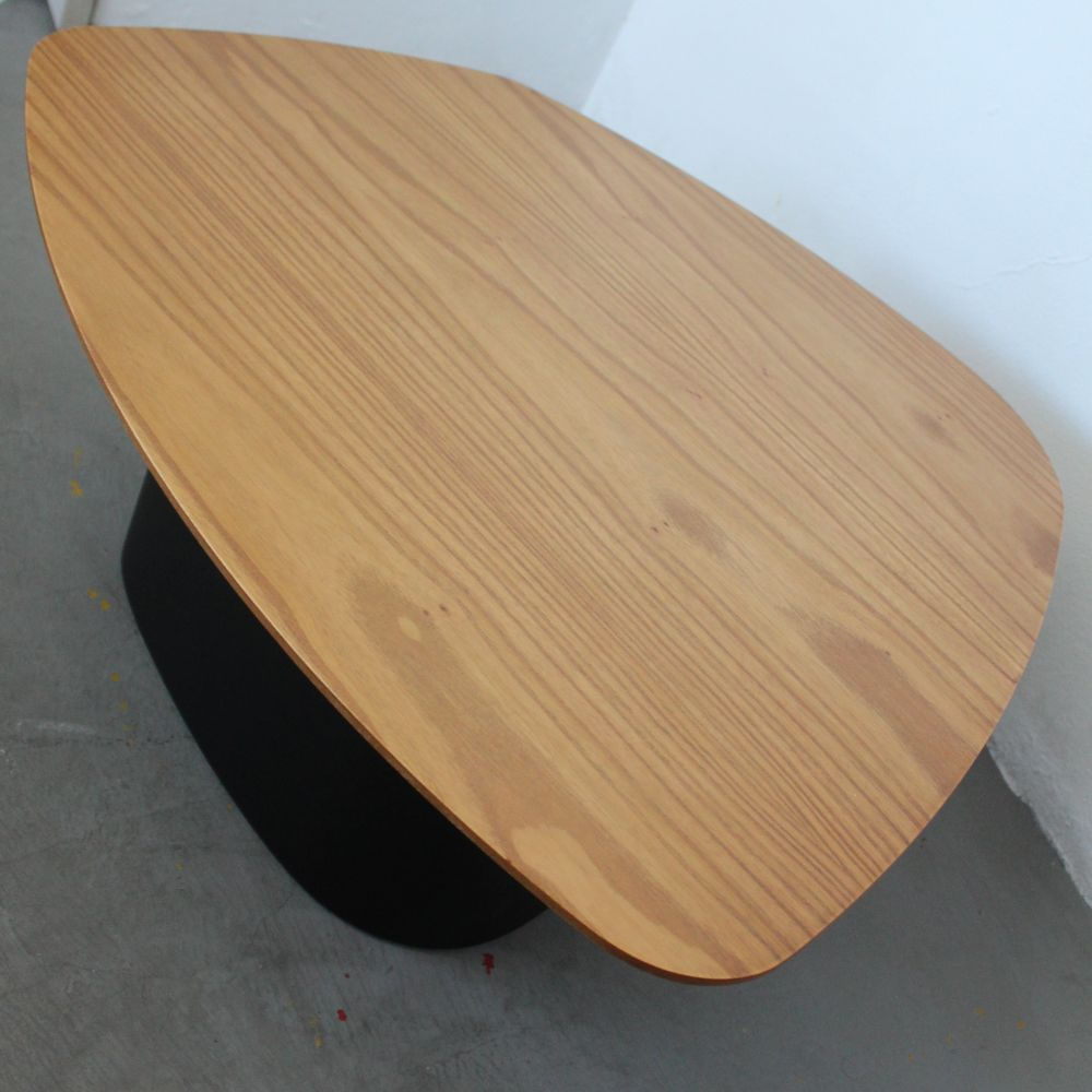Mesa-Centro-Stone-Baixa-Tampo-Amendoa-Suave-com-Base-Preto-Fosco-68-cm---72361
