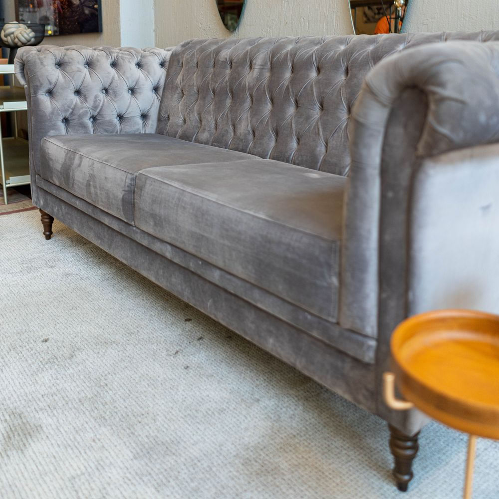Sofa-Chesterfield-Assento-Tecido-Cinza-Base-Madeira-Imbuia-210-cm---56448