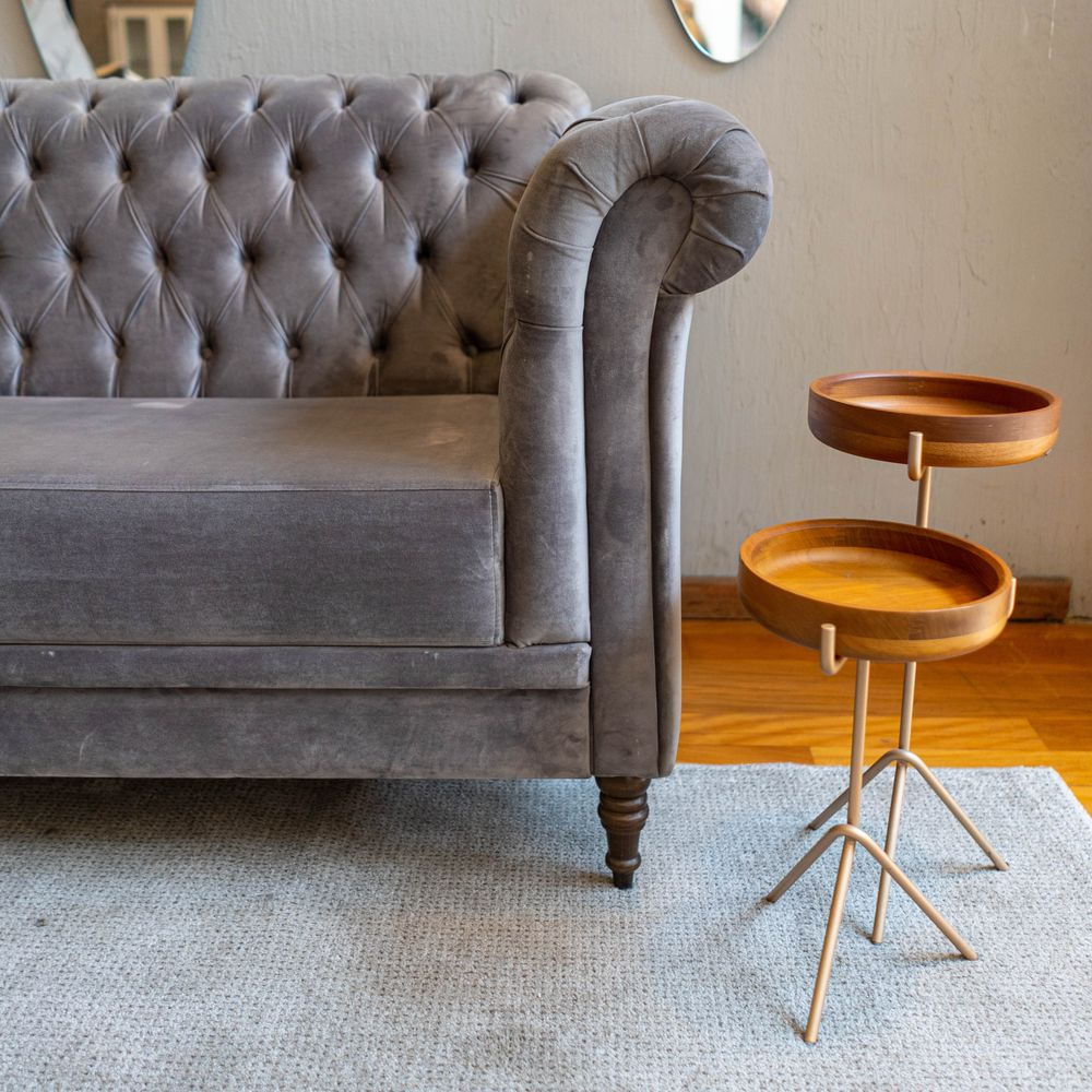 Sofa-Chesterfield-Assento-Tecido-Cinza-Base-Madeira-Imbuia-210-cm---56448