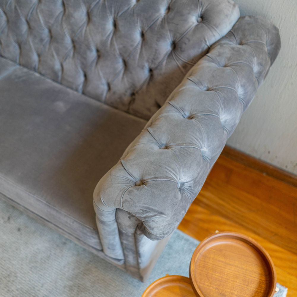 Sofa-Chesterfield-Assento-Tecido-Cinza-Base-Madeira-Imbuia-210-cm---56448