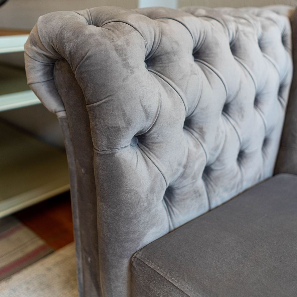 Sofa-Chesterfield-Assento-Tecido-Cinza-Base-Madeira-Imbuia-210-cm---56448