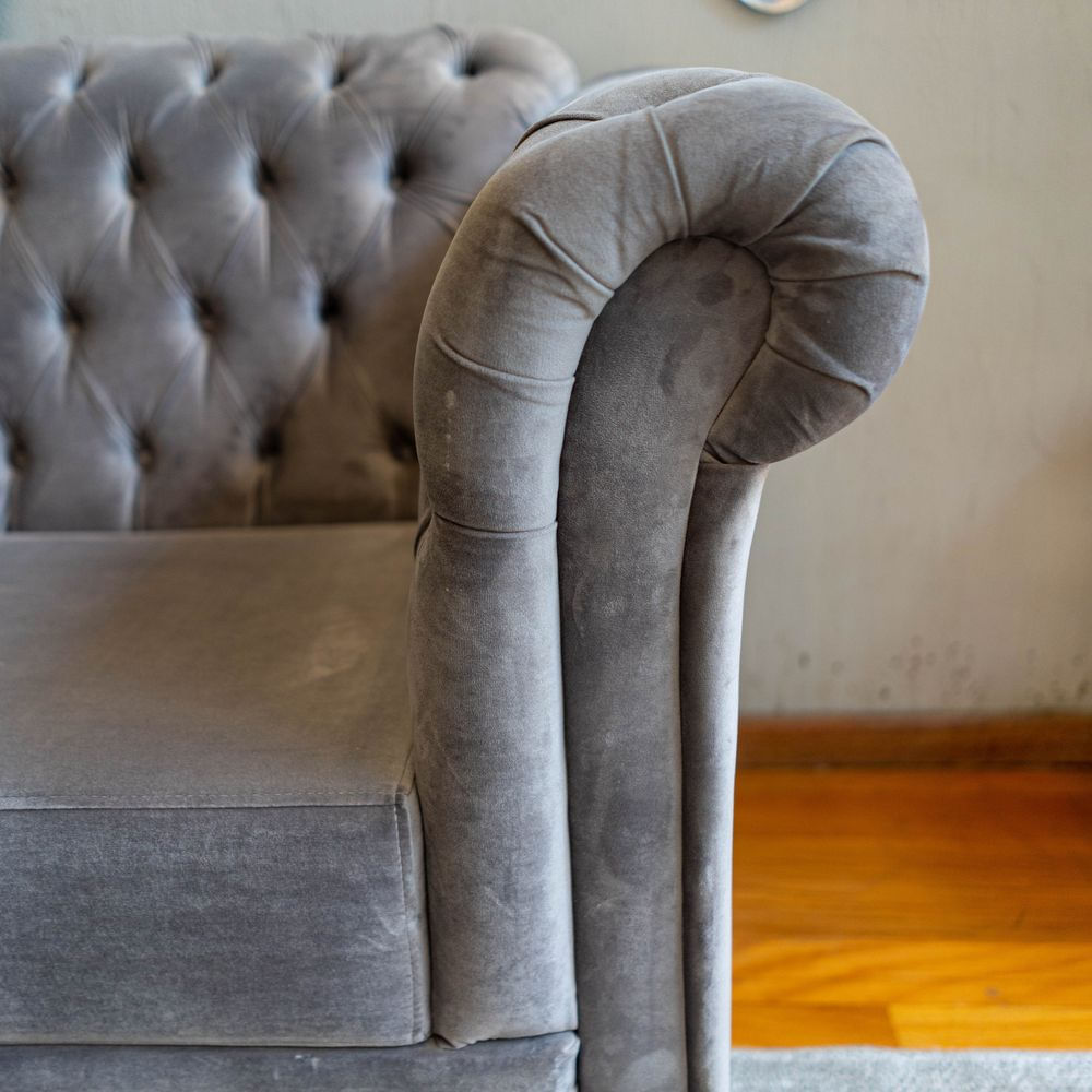 Sofa-Chesterfield-Assento-Tecido-Cinza-Base-Madeira-Imbuia-210-cm---56448