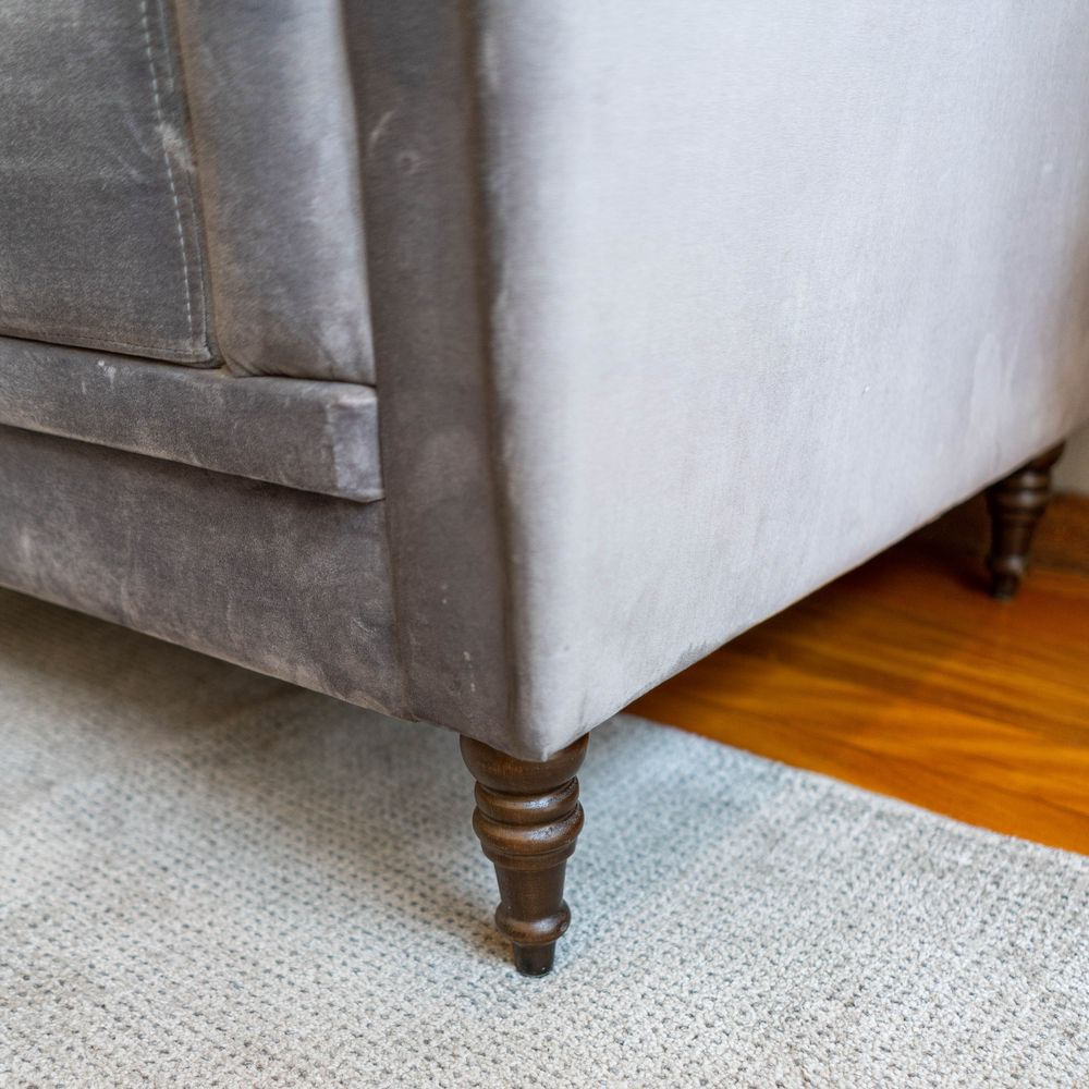 Sofa-Chesterfield-Assento-Tecido-Cinza-Base-Madeira-Imbuia-210-cm---56448