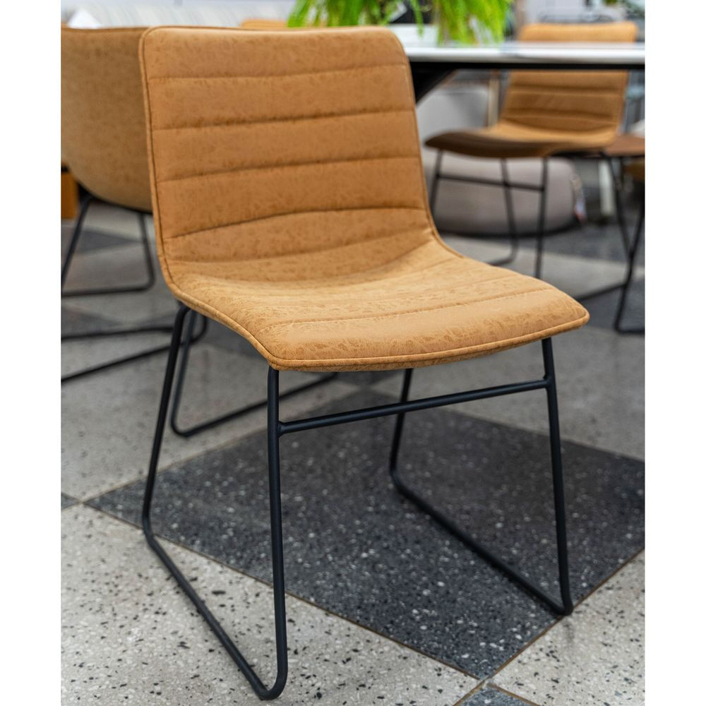 Cadeira-Budd-Assento-Courino-Caramelo-com-Base-Aco-Preto---47340
