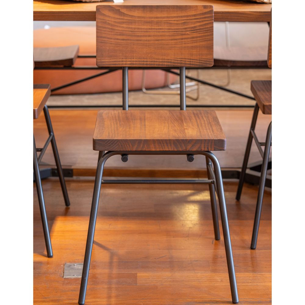 Cadeira-Lounge-em-Madeira-cor-Walnut-com-Base-em-Aco-Grafite---72081