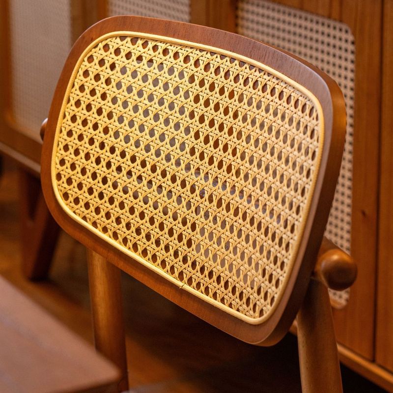 CadeiraCariocaAssentoCinzaeEncostoTelaSextavadacomBaseMadeiraCastanho71997