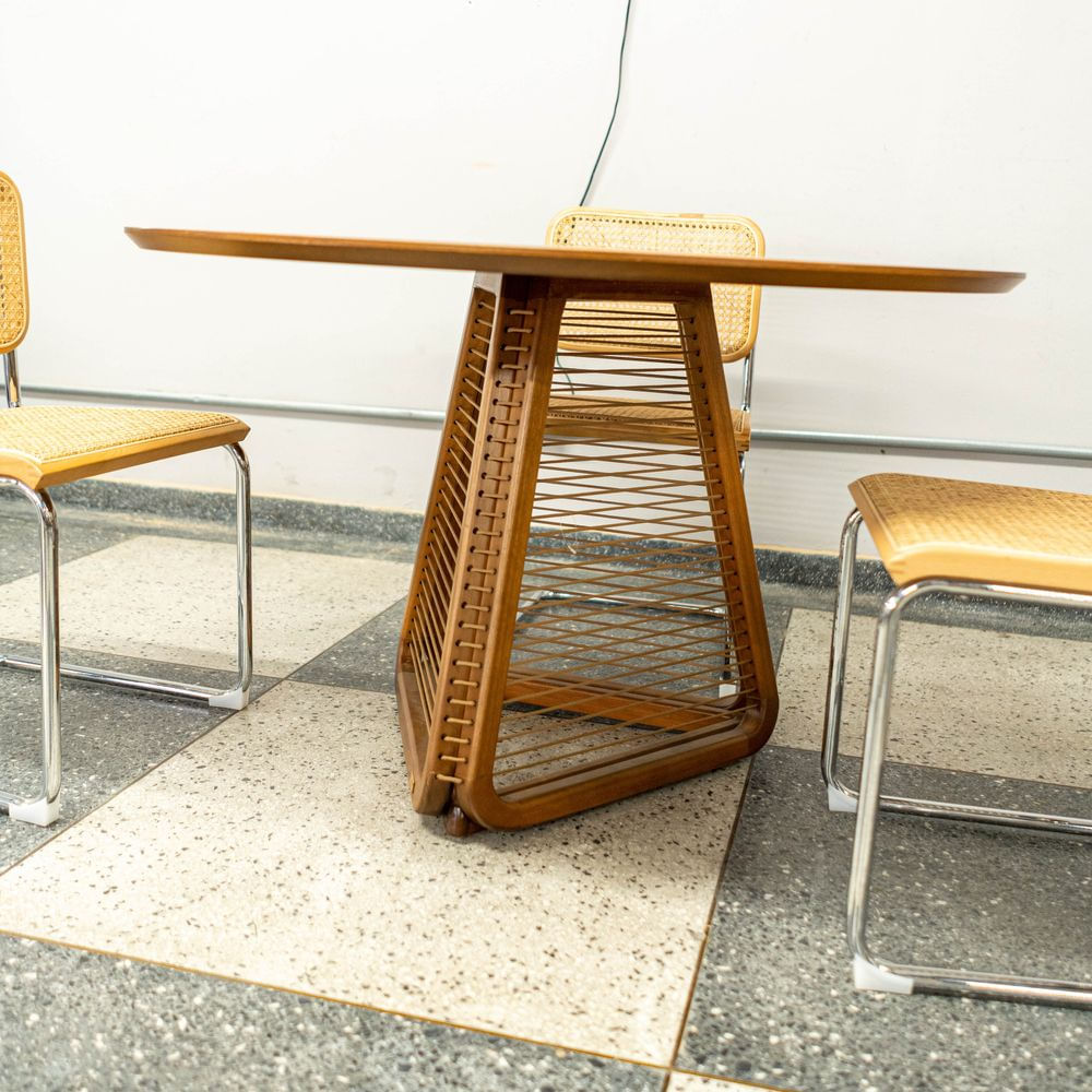 Mesa-de-Jantar-Coss-Redonda-Tampo-Cedro-com-Base-Cedro-e-Corda-Canela-120-cm---72682