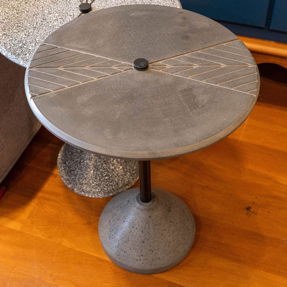Mesa-Lateral-Inercia-Tampo-e-Base-Concreto-Cinza-Escuro-com-Haste-em-Aco-Preto-40-cm---68753
