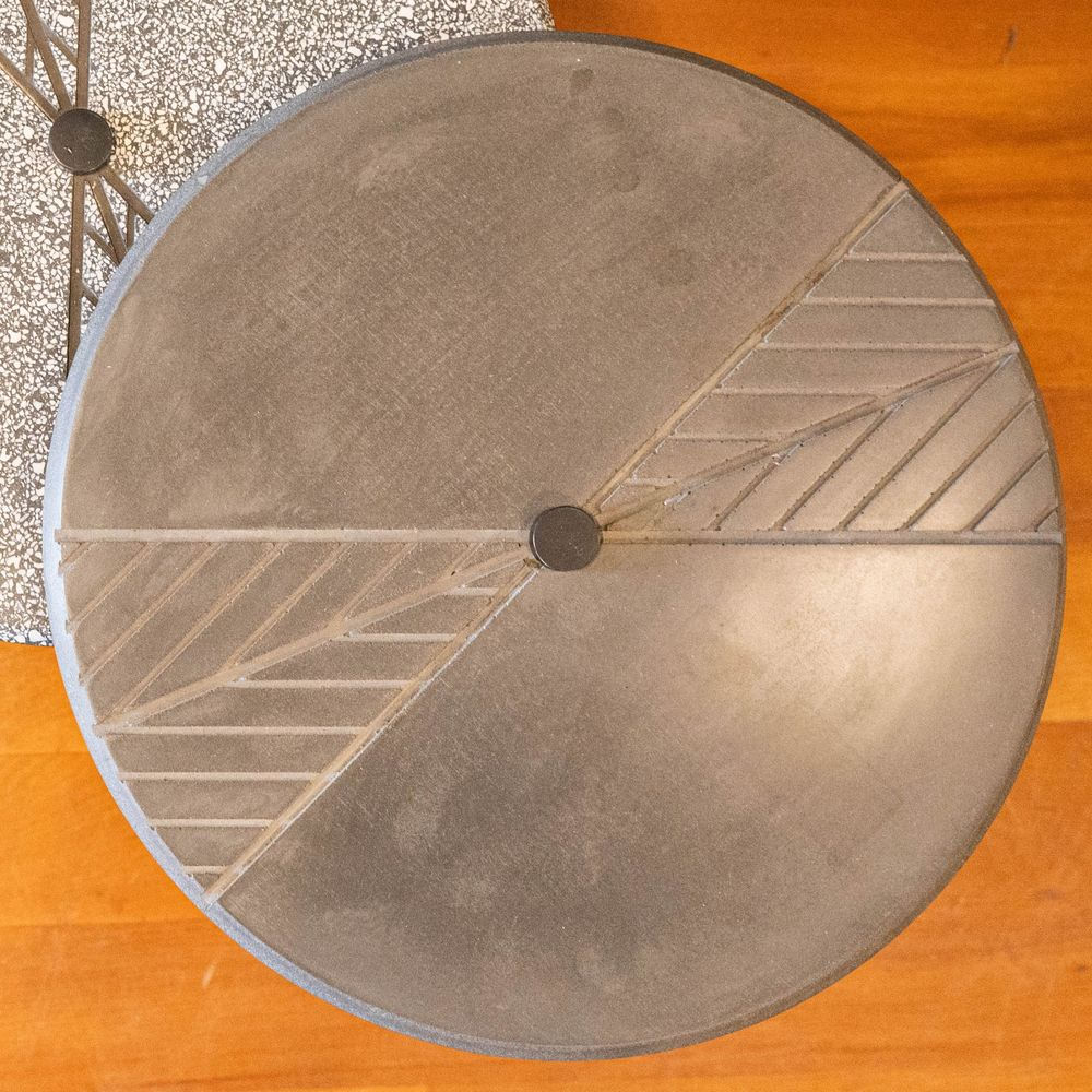 Mesa-Lateral-Inercia-Tampo-e-Base-Concreto-Cinza-Escuro-com-Haste-em-Aco-Preto-40-cm---68753