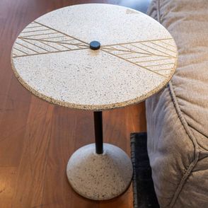 Mesa Lateral Inércia Tampo e Base Concreto Branco com Haste em Aço Preto 40 cm - 68754