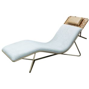 Chaise Vanguard Estofado Tecido Boucle Cinza e Detalhe Courino Caramelo e Almofada com Estrutura Aco Gold 175 cm - 72655