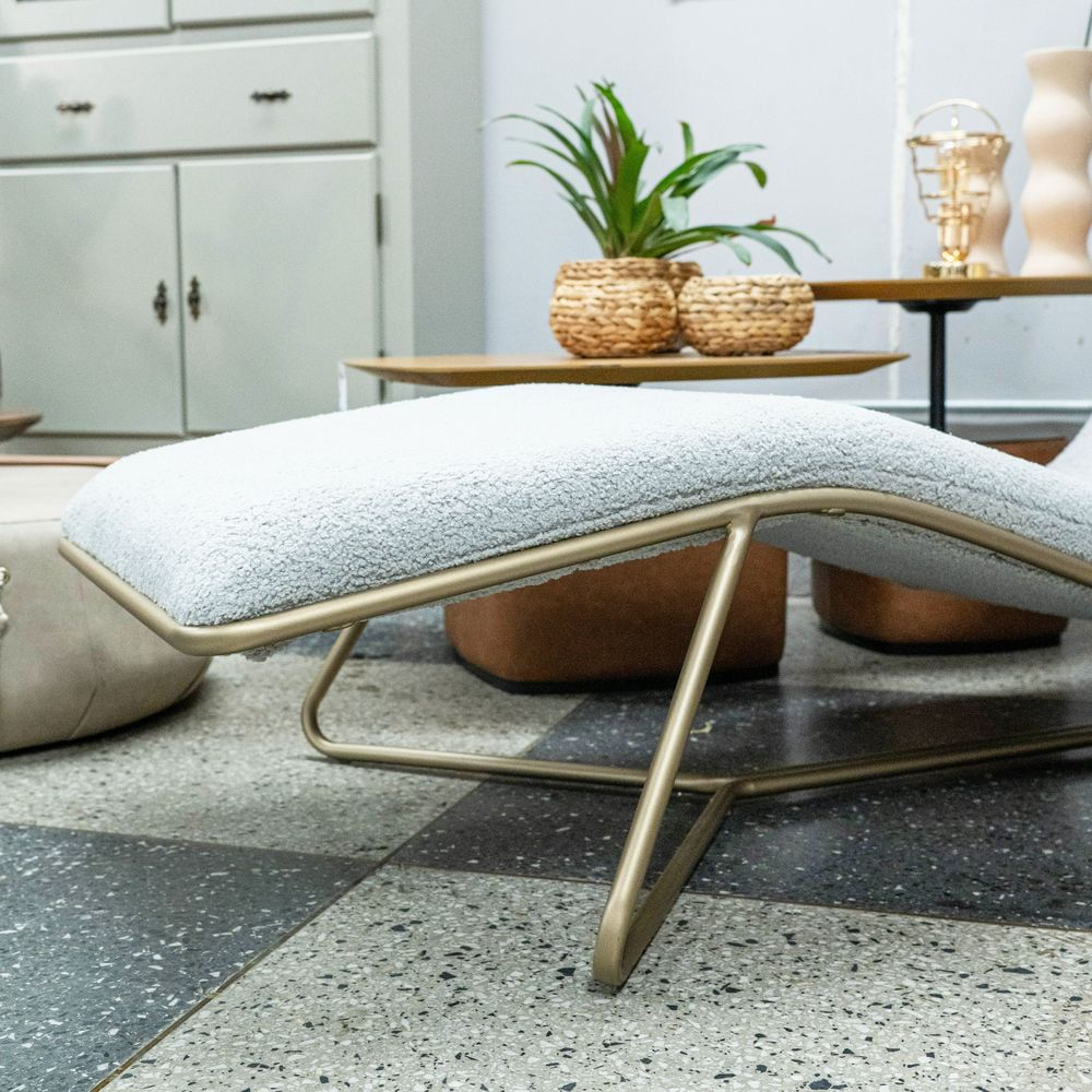 Chaise-Vanguard-Estofado-Tecido-Boucle-Cinza-e-Detalhe-Courino-Caramelo-e-Almofada-com-Estrutura-Aco-Gold-175-cm---72655