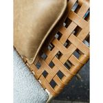 ChaiseVanguardEstofadoTecidoBoucleCinzaeDetalheCourinoCarameloeAlmofadacomEstruturaAcoGold175cm72655