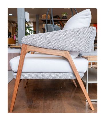 Poltrona Dubia Estofada Tecido Cru e Jacquard Cinza Base Amendoa - 72253