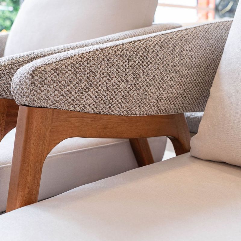 PoltronaDubiaEstofadaTecidoCrueJacquardCinzaBaseAmendoa72253