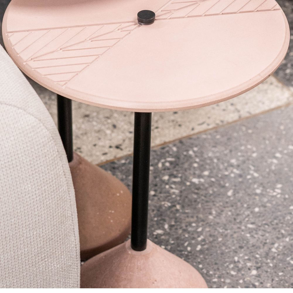 Mesa-Lateral-Inercia-Tampo-e-Base-Concreto-Rosa-com-Haste-em-Aco-Preto-40-cm---72743